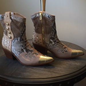 Donald Pliner western booties